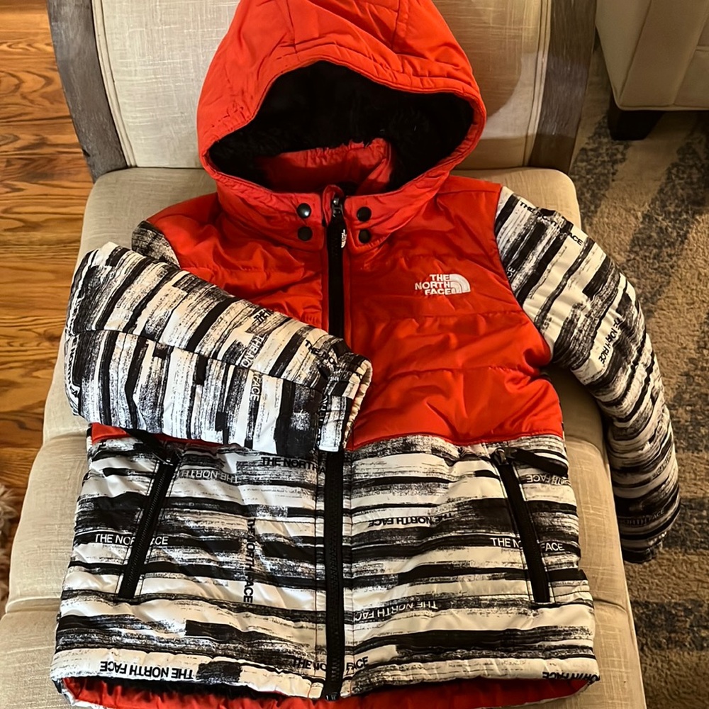 The North Face kids jacket, can be used on both sides. Excellent condition.